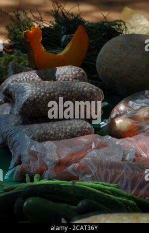 Vertikale Aufnahme von Gewürzen und Gemüse in transparenten Plastiktüten Set für den Verkauf Stockfoto