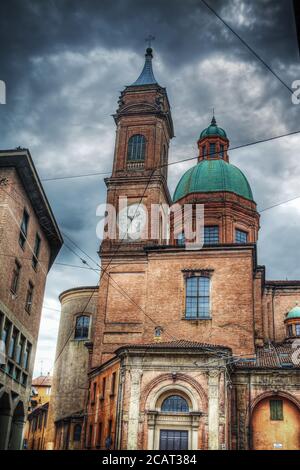 Santi Bartolomeo e Gaetano Turm und Kuppel in Bologna, Italien Stockfoto