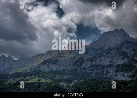 Bergkulisse vom Walenstadtberg in der Schweiz Stockfoto