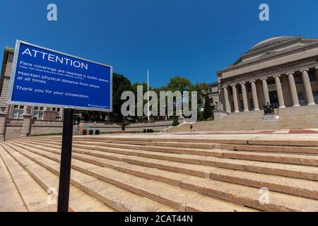 schild in der Nähe der Columbia University Library mit der Angabe, dass Gesichtsbedeckungen Und soziale Distanzierung sind aufgrund des Coronavirus oder erforderlich Covid-19 Pandemie Stockfoto