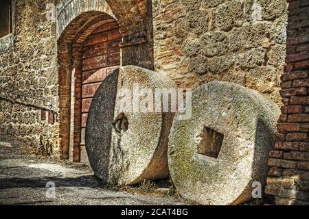 Mühlsteine in San Gimignano, Italien Stockfoto