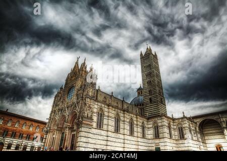 Santa Maria Assunta Kathedrale in Siena unter einem dramatischen Himmel. Verarbeitet für hdr-Tonemapping-Effekt Stockfoto