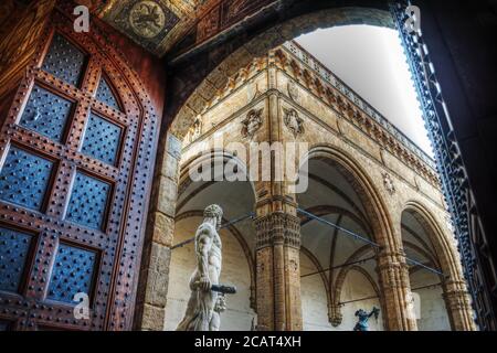 Herkules-Statue und Loggia de Lanzi auf der Piazza della Signoria gesehen vom Palazzo Vecchio Interieur, Italien Stockfoto