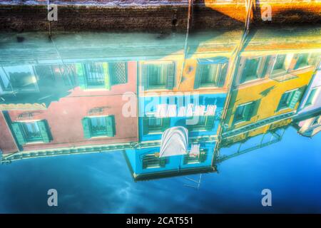 Bunte Gebäude spiegeln sich auf dem Wasser in Burano, Italien Stockfoto