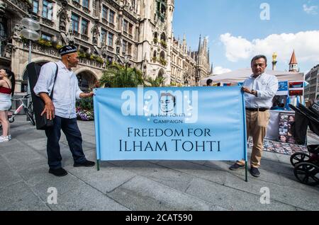 München, Bayern, Deutschland. August 2020. Auf die sich verschlechternde Situation in der chinesischen Provinz Xinjiang aufmerksam gemacht, demonstrierten deutsche Uiguren auf dem Münchner Marienplatz. Möglicherweise leben 11 Millionen Uiguren in China unter Unterdrückung, wobei 150 der größten Konzerne in Europa wirtschaftliche Interessen in der Region haben und Uiguren in ihrer Lieferkette, wie Nike, Volkswagen, Apple, BMW, Samsung, Huawei, Sony und andere. Etwa 800 Uiguren leben in der Münchner Exilgemeinde. Quelle: Sachelle Babbar/ZUMA Wire/Alamy Live News Stockfoto