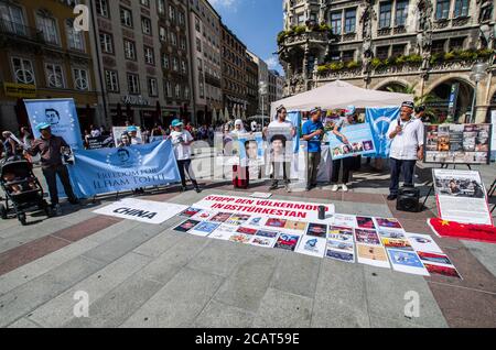 München, Bayern, Deutschland. August 2020. Auf die sich verschlechternde Situation in der chinesischen Provinz Xinjiang aufmerksam gemacht, demonstrierten deutsche Uiguren auf dem Münchner Marienplatz. Möglicherweise leben 11 Millionen Uiguren in China unter Unterdrückung, wobei 150 der größten Konzerne in Europa wirtschaftliche Interessen in der Region haben und Uiguren in ihrer Lieferkette, wie Nike, Volkswagen, Apple, BMW, Samsung, Huawei, Sony und andere. Etwa 800 Uiguren leben in der Münchner Exilgemeinde. Quelle: Sachelle Babbar/ZUMA Wire/Alamy Live News Stockfoto