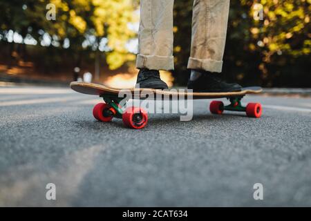 Die Jungs reiten und haben Spaß auf Logboards. Stockfoto