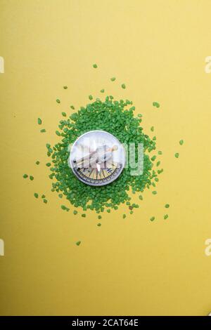 Eine kleine männliche Figur, die für Navigationskonzepte auf dem Kompass platziert wurde Stockfoto