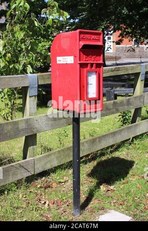 Royal Mail Priority Postbox zum Veröffentlichen von Coronavirus-Testkits. Der E2R-Briefkasten befindet sich am Straßenrand in Pilling, Preston, Lancashire. Stockfoto