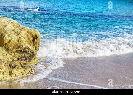 Großer Felsen am Ufer in Sardinien, Italien Stockfoto