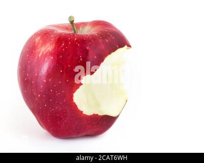 Rot gebissen Apfel auf weißem Hintergrund. Kopierbereich. Stockfoto