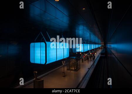U-Bahn-Station HafenCity mit blauem Licht an der Universität am Speicherstadt in Hamburg Stockfoto