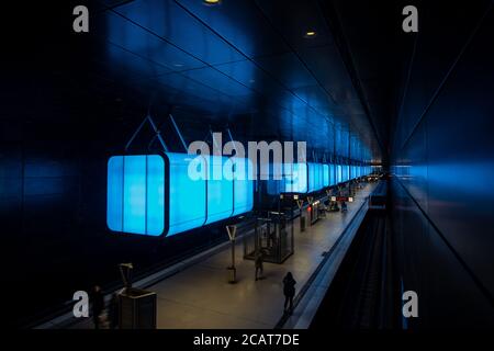 U-Bahn-Station HafenCity mit blauem Licht an der Universität am Speicherstadt in Hamburg Stockfoto