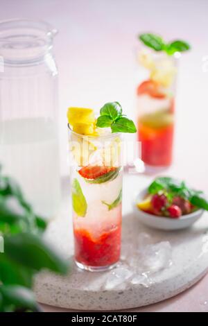 Erdbeerbasillemonade Stockfoto