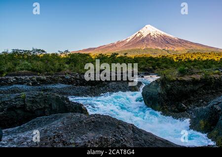 Osorno Vulkan gesehen über den Petrohue Wasserfällen in Chile Stockfoto