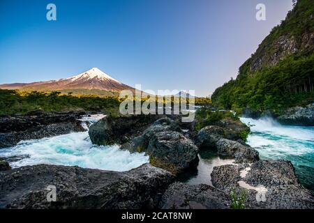 Osorno Vulkan gesehen über den Petrohue Wasserfällen in Chile Stockfoto