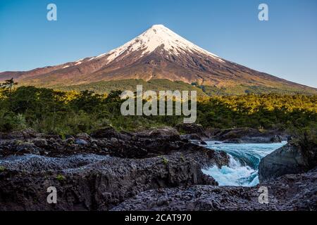 Osorno Vulkan gesehen über den Petrohue Wasserfällen in Chile Stockfoto