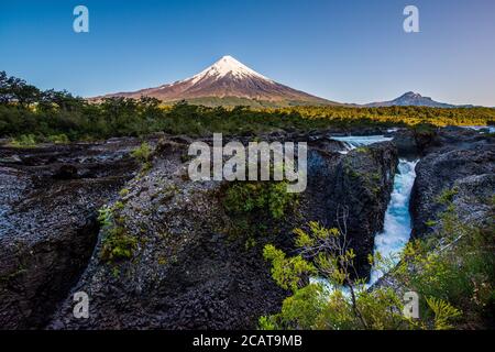 Osorno Vulkan gesehen über den Petrohue Wasserfällen in Chile Stockfoto