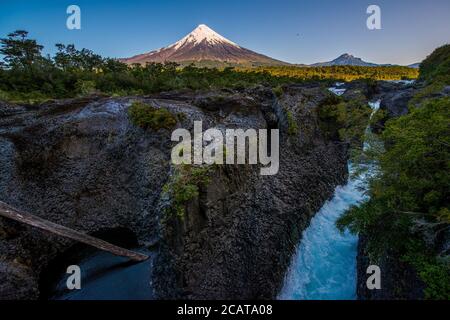 Osorno Vulkan gesehen über den Petrohue Wasserfällen in Chile Stockfoto