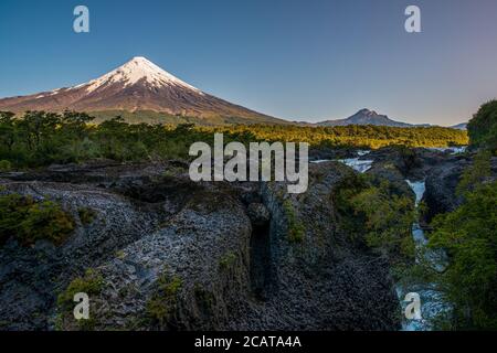 Osorno Vulkan gesehen über den Petrohue Wasserfällen in Chile Stockfoto