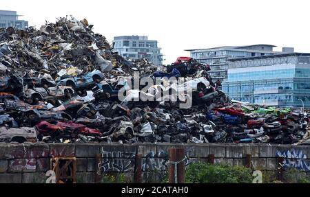 Ein Stapel zerschmetterte Fahrzeuge und anderes Metall sitzen in einem riesigen Stapel auf einem Metallschrottplatz in Victoria, British Columbia, kanada und warten auf Recycling. Im Stockfoto