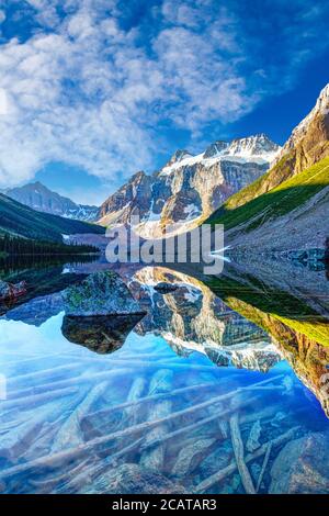 Schöner, gletscherbedeckter Mount Quadra, der am Consolation Lake am Moraine Lake reflektiert Wanderung nahe Lake Louise im Banff National Park, Alberta, Kanada. Stockfoto