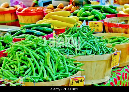 Frisch gepflücktes Gemüse zum Verkauf auf einem Bauernmarkt im Freien Stockfoto