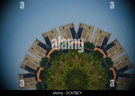 Orford, Suffolk, Großbritannien - 7. August 2020: Standardbild des Schlosses, das mit einem Kaleidoskop-Filter in abstrakte Bilder umgewandelt wurde. Stockfoto