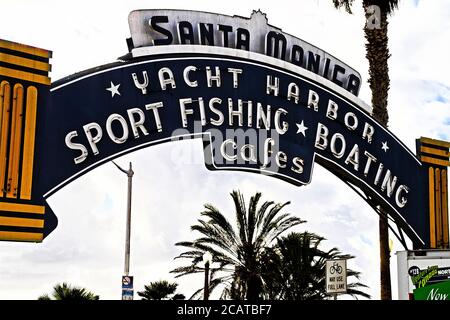 Los Angeles, CA/USA - 29. Okt 2015 : Begrüßung Arch in Santa Monica, Kalifornien. Die Stadt hat 3.5 Meilen von Strand Standorten. Stockfoto