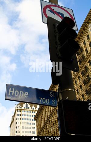 Foto von Hope Street mit Eigentumswohnungen und Bürogebäuden in der Innenstadt von Los Angeles, Kalifornien, USA Stockfoto