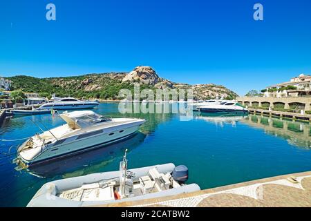 Luxusboote in Poltu Quatu, Sardinien Stockfoto