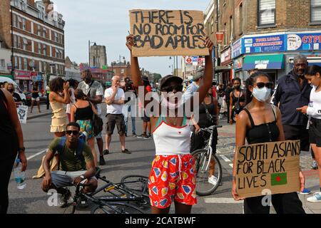 Tottenham - London (UK), 8. August 2020: Eine Koalition von Aktivistengruppen Kundgebung vor der Tottenham Polizeistation Polizei Rassismus und Gewalt. Stockfoto