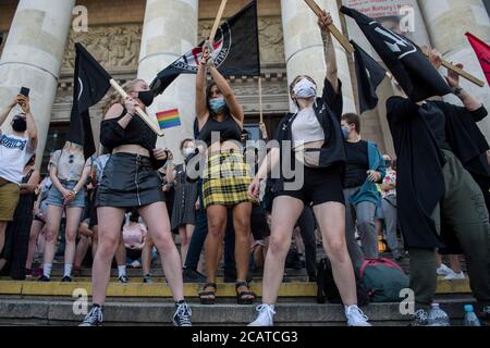 Antifaschistische Aktivisten schwenken während der Demonstration Antifa-Fahnen.der Stop Bzdurom organisierte einen Protest in Solidarität mit der inhaftierten transsexuellen Aktivistin Margot mit dem Slogan "You will never walk alone - in solidarity against queerphobia" und als Reaktion auf die immer schnellere Hasskampagne gegen die LGBTQ+ Gemeinschaft und die jüngsten Inhaftierungen Von Aktivisten. Stockfoto