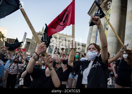 Antifaschistische Aktivisten schwenken während der Demonstration Antifa-Fahnen.der Stop Bzdurom organisierte einen Protest in Solidarität mit der inhaftierten transsexuellen Aktivistin Margot mit dem Slogan "You will never walk alone - in solidarity against queerphobia" und als Reaktion auf die immer schnellere Hasskampagne gegen die LGBTQ+ Gemeinschaft und die jüngsten Inhaftierungen Von Aktivisten. Stockfoto