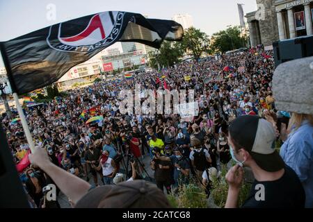 Ein Protestler, der während der Demonstration die Antifa-Fahne von der Bühne schwenkte.der Stop Bzdurom organisierte einen Protest in Solidarität mit der inhaftierten transsexuellen Aktivistin Margot mit dem Slogan "Du wirst nie alleine gehen - in Solidarität gegen Queerphobie" und als Reaktion auf die immer schnellere Hasskampagne gegen die LGBTQ+-Gemeinschaft Und die jüngsten Inhaftierungen von Aktivisten. Stockfoto