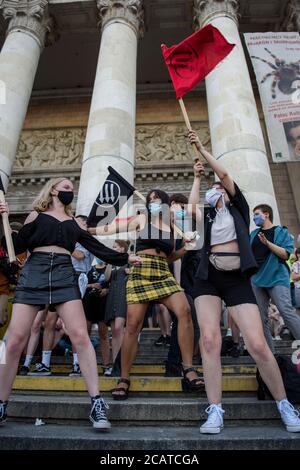 Antifaschistische Aktivisten schwenken während der Demonstration Antifa-Fahnen.der Stop Bzdurom organisierte einen Protest in Solidarität mit der inhaftierten transsexuellen Aktivistin Margot mit dem Slogan "You will never walk alone - in solidarity against queerphobia" und als Reaktion auf die immer schnellere Hasskampagne gegen die LGBTQ+ Gemeinschaft und die jüngsten Inhaftierungen Von Aktivisten. Stockfoto