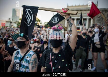 Ein antifaschistisches Mädchen, das während der Demonstration die Antifa-Flagge schwenkte.der Stop Bzdurom organisierte einen Protest in Solidarität mit der inhaftierten transsexuellen Aktivistin Margot mit dem Slogan "Du wirst nie alleine gehen - in Solidarität gegen Queerphobie" und als Reaktion auf die immer schnellere Hasskampagne gegen die LGBTQ+-Gemeinschaft und die Jüngste Inhaftierungen von Aktivisten. Stockfoto