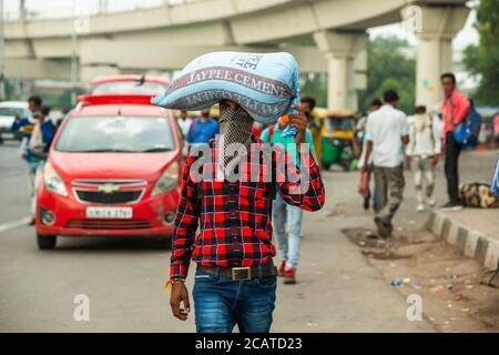 Migranten auf der Suche nach Arbeit kehren die Arbeiter mit ihren Familien in die Stadt zurück.Wanderarbeiter und ihre Familien aus Bihar und Uttar Pradesh, die Delhi vor vier Monaten aufgrund der Coronavirus-Sperre verlassen haben, kehren nach und nach an ihre Arbeitsplätze zurück. Stockfoto