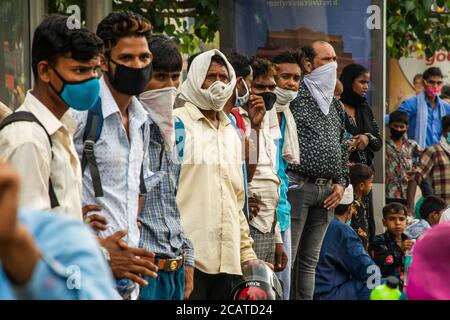 Migranten auf der Suche nach Arbeit kehren die Arbeiter mit ihren Familien in die Stadt zurück.Wanderarbeiter und ihre Familien aus Bihar und Uttar Pradesh, die Delhi vor vier Monaten aufgrund der Coronavirus-Sperre verlassen haben, kehren nach und nach an ihre Arbeitsplätze zurück. Stockfoto