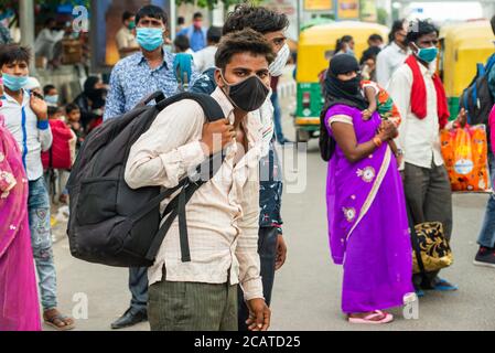Migranten auf der Suche nach Arbeit kehren die Arbeiter mit ihren Familien in die Stadt zurück.Wanderarbeiter und ihre Familien aus Bihar und Uttar Pradesh, die Delhi vor vier Monaten aufgrund der Coronavirus-Sperre verlassen haben, kehren nach und nach an ihre Arbeitsplätze zurück. Stockfoto