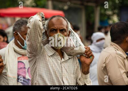 Migranten auf der Suche nach Arbeit kehren die Arbeiter mit ihren Familien in die Stadt zurück.Wanderarbeiter und ihre Familien aus Bihar und Uttar Pradesh, die Delhi vor vier Monaten aufgrund der Coronavirus-Sperre verlassen haben, kehren nach und nach an ihre Arbeitsplätze zurück. Stockfoto