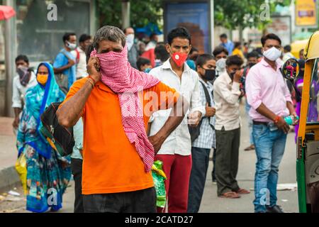 Migranten auf der Suche nach Arbeit kehren die Arbeiter mit ihren Familien in die Stadt zurück.Wanderarbeiter und ihre Familien aus Bihar und Uttar Pradesh, die Delhi vor vier Monaten aufgrund der Coronavirus-Sperre verlassen haben, kehren nach und nach an ihre Arbeitsplätze zurück. Stockfoto
