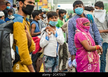 Migranten auf der Suche nach Arbeit kehren die Arbeiter mit ihren Familien in die Stadt zurück.Wanderarbeiter und ihre Familien aus Bihar und Uttar Pradesh, die Delhi vor vier Monaten aufgrund der Coronavirus-Sperre verlassen haben, kehren nach und nach an ihre Arbeitsplätze zurück. Stockfoto
