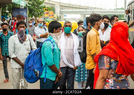 Migranten auf der Suche nach Arbeit kehren die Arbeiter mit ihren Familien in die Stadt zurück.Wanderarbeiter und ihre Familien aus Bihar und Uttar Pradesh, die Delhi vor vier Monaten aufgrund der Coronavirus-Sperre verlassen haben, kehren nach und nach an ihre Arbeitsplätze zurück. Stockfoto