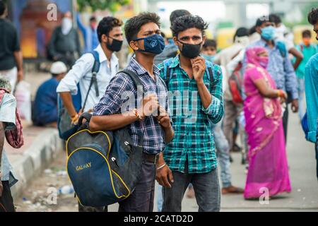 Migranten auf der Suche nach Arbeit kehren die Arbeiter mit ihren Familien in die Stadt zurück.Wanderarbeiter und ihre Familien aus Bihar und Uttar Pradesh, die Delhi vor vier Monaten aufgrund der Coronavirus-Sperre verlassen haben, kehren nach und nach an ihre Arbeitsplätze zurück. Stockfoto