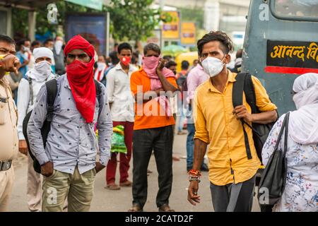 Migranten auf der Suche nach Arbeit kehren die Arbeiter mit ihren Familien in die Stadt zurück.Wanderarbeiter und ihre Familien aus Bihar und Uttar Pradesh, die Delhi vor vier Monaten aufgrund der Coronavirus-Sperre verlassen haben, kehren nach und nach an ihre Arbeitsplätze zurück. Stockfoto