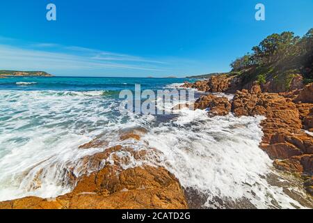 Raues Meer in Piccolo Pevero Strand in Costa Smeralda, Italien Stockfoto