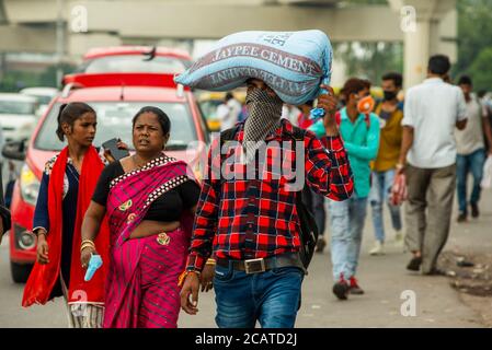 Migranten auf der Suche nach Arbeit kehren die Arbeiter mit ihren Familien in die Stadt zurück.Wanderarbeiter und ihre Familien aus Bihar und Uttar Pradesh, die Delhi vor vier Monaten aufgrund der Coronavirus-Sperre verlassen haben, kehren nach und nach an ihre Arbeitsplätze zurück. Stockfoto