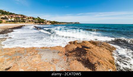 Raues Meer in Piccolo Pevero Strand, Sardinien Stockfoto