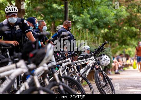 Washington, DC, USA. August 2020. Im Bild: Beamte der Metropolitan Police (DC Police) in einer Show von Gewalt, um Demonstranten im Meridian Hill Park einzuschüchtern (a.k.a. Malcolm X Park). Die Fahrradbeamten waren nicht Teil der normalen Polizeieskorte für Demonstrationen des Ersten Zusatzartikels, und die Protestorganisatoren wussten nicht, dass sie anwesend sein würden. Kredit: Allison C Bailey/Alamy Gutschrift: Allison Bailey/Alamy Live Nachrichten Stockfoto